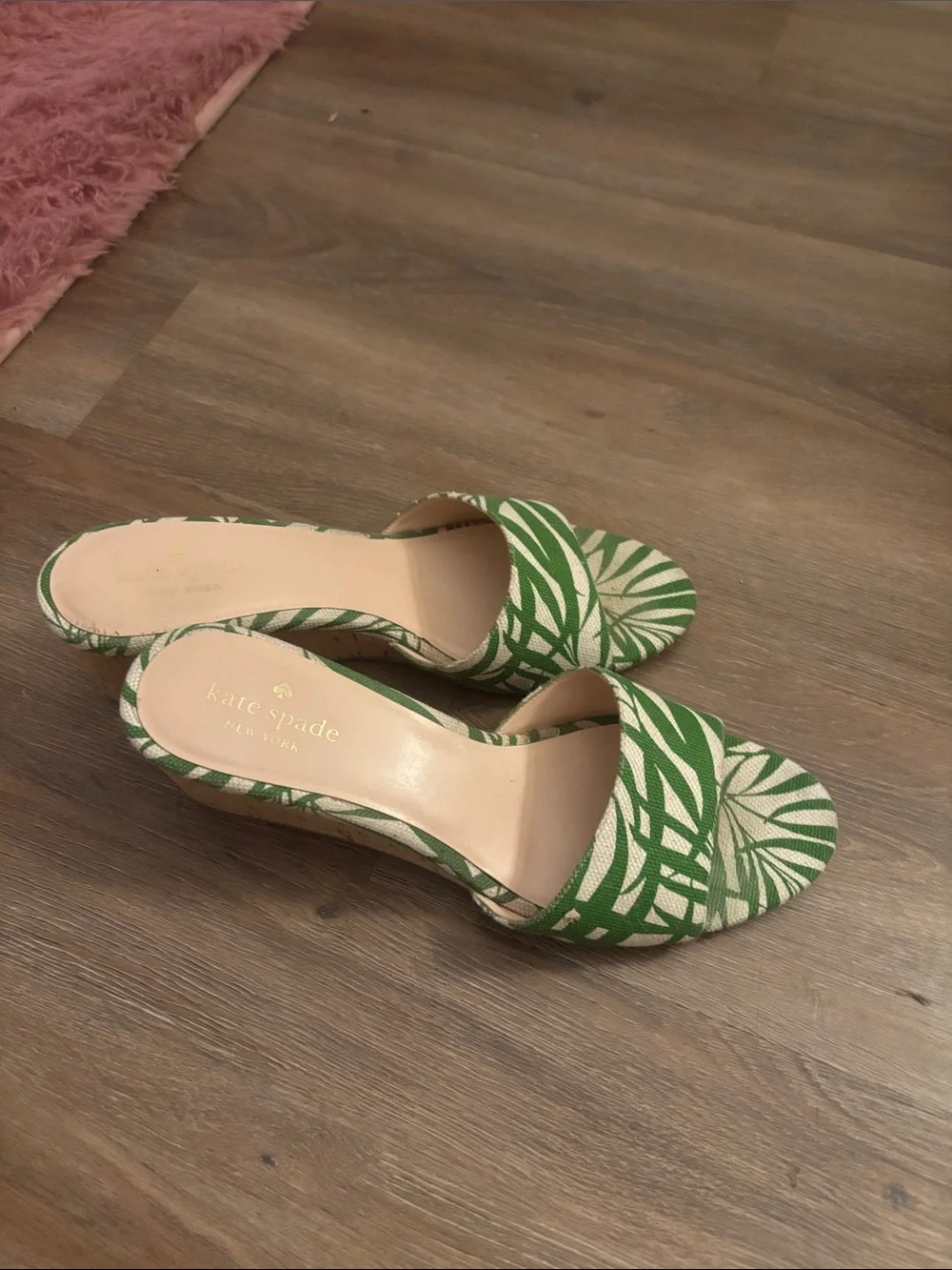 9.5 Kate Spade Green and Cream Palm-Print Slide Mules